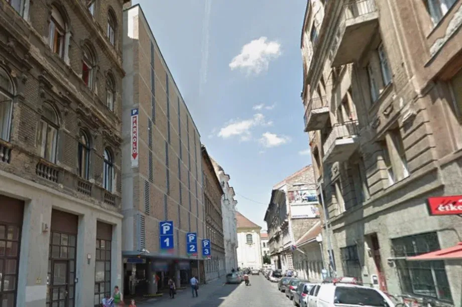 Nem garázsokkal és parkolóházakkal kellene megoldani Budapest parkolási problémáit