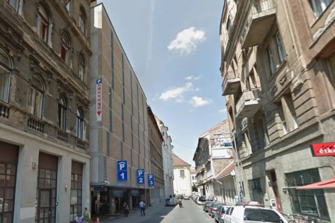 Nem garázsokkal és parkolóházakkal kellene megoldani Budapest parkolási problémáit