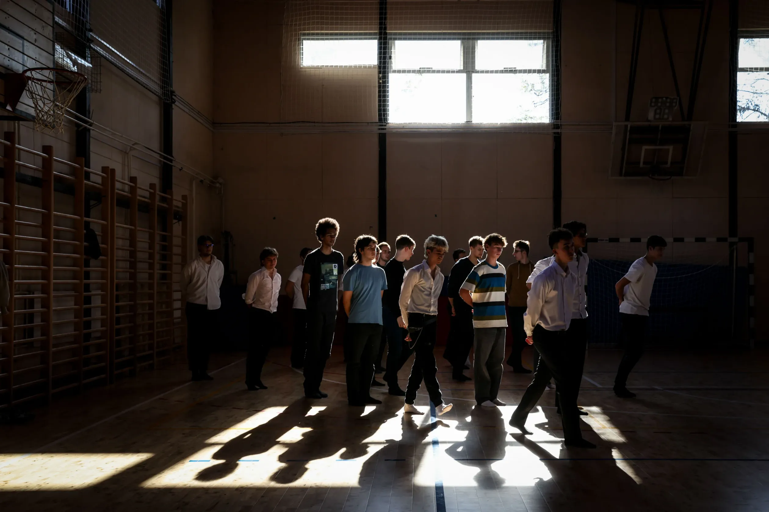 Az osztály a keringő lépéseit gyakorolja a szalagavatóra készülve