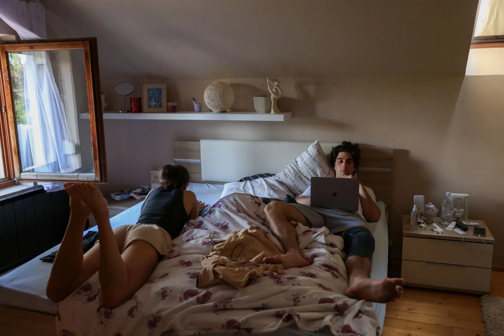 A húgom, Laura és az idősebbik öcsém, Csongor a szülői házban néhány héttel a történtek után