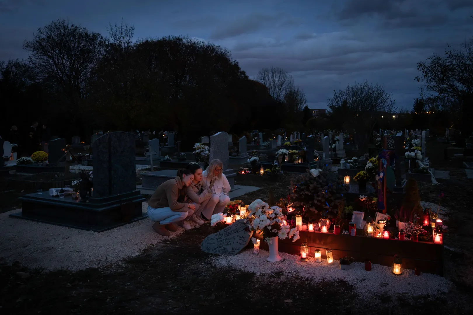 Bálint szerelme, Janka (középen), egy barátnője, Jana és édesanyám mindenszentekkor