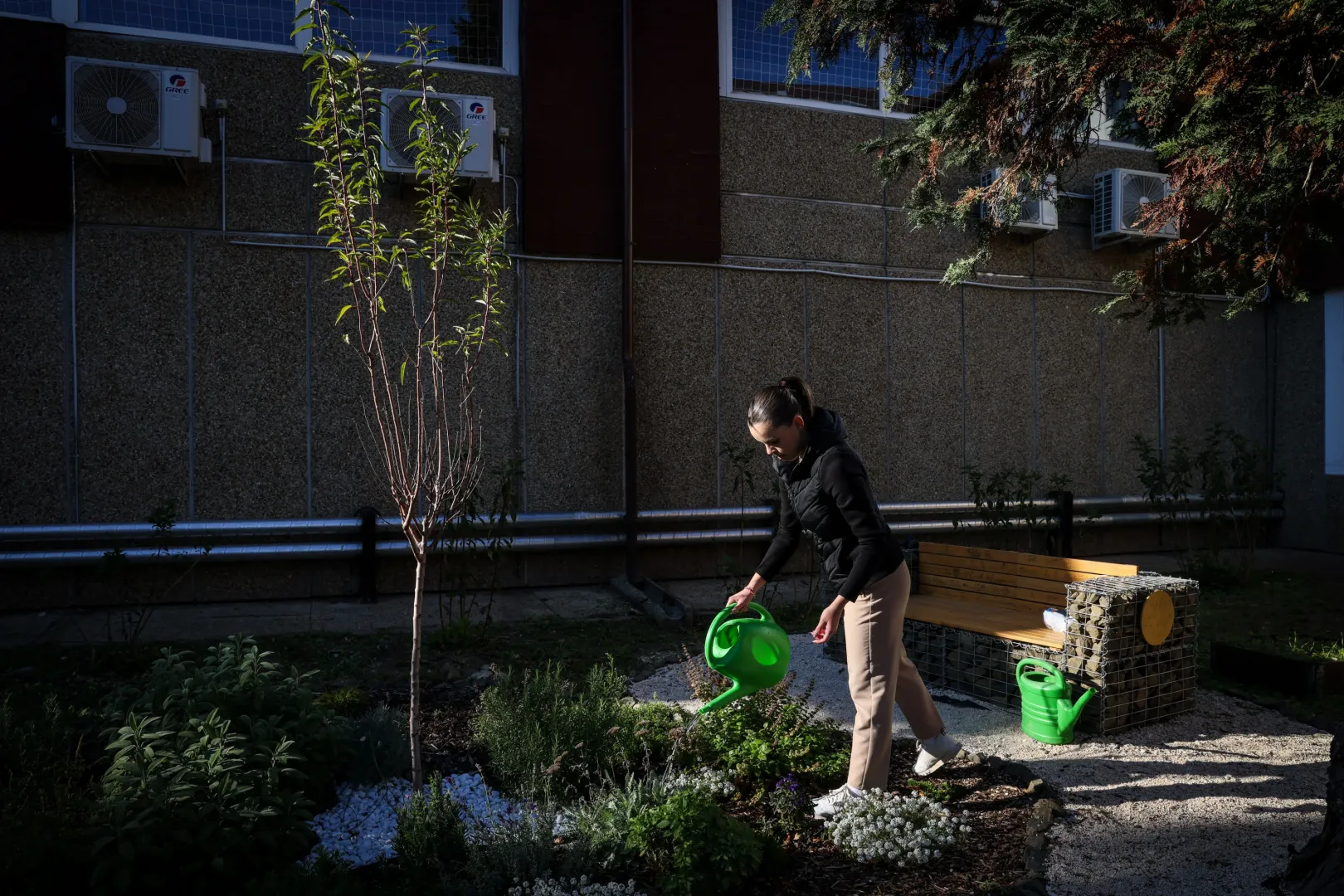 Janka az öcsém emlékére készített virágoskertben
