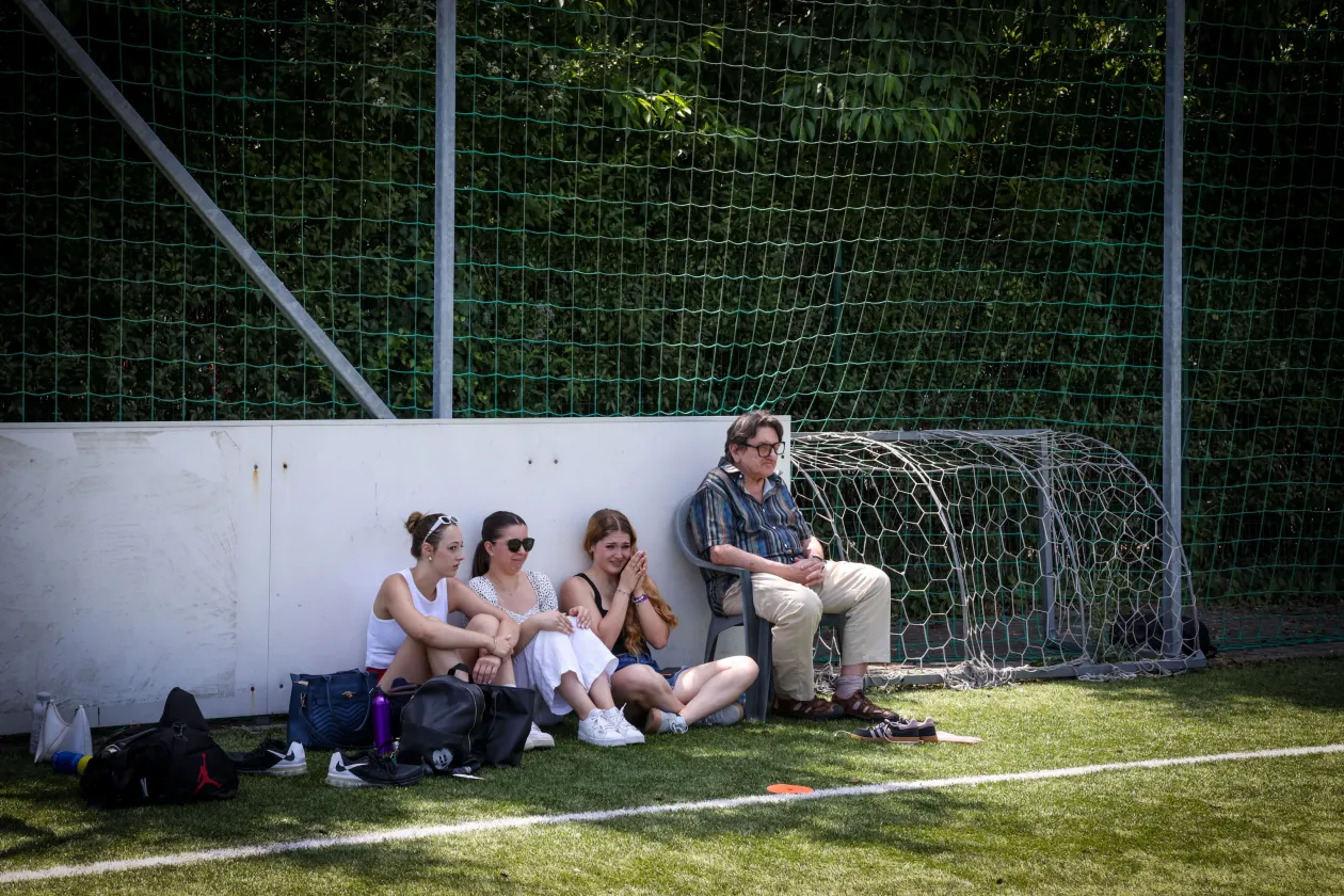 Édesapám a Bálint emlékére rendezett focikupán és Csongor, a nagyobbik öcsém Bálint Elnök Úr feliratú mezében
