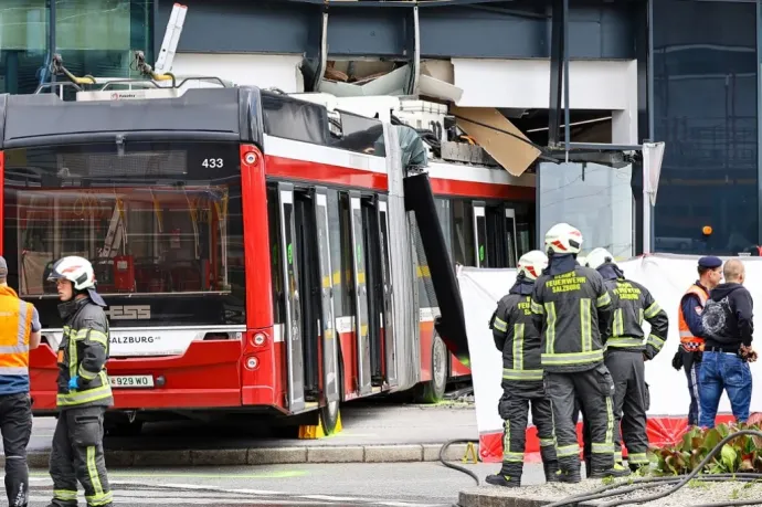 Trolibusz csapódott hétfőn egy salzburgi Billába, egy ember meghalt