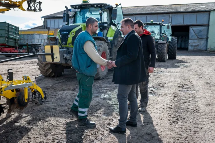 Bóna a Rábapordányi Mezőgazdasági Zrt. dolgozóival – Fotó: Bóna Szabolcs / Facebook