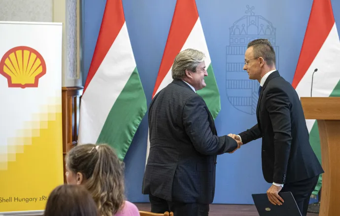 Szijjártó Péter külgazdasági és külügyminiszter és Kapitány István, a Shell International Petroleum alelnöke a Shell-lel kötött kereskedelmi megállapodás bejelentésén a Külgazdasági és Külügyminisztériumban 2020. szeptember 4-én – Fotó: Szigetváry Zsolt / MTI