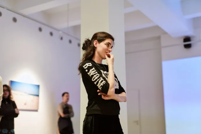 Schmied Andi a kiállítás megnyitóján – Fotó: Bilák Krisztina / Trafó Gallery