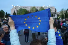 Bolojan nem mond le, közben tüntetők gyűltek össze a Victoriei téren