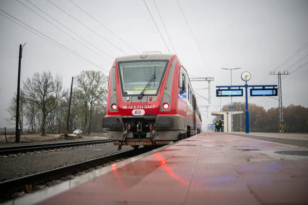Évek óta kész a vezeték, mégsincs áram alatt a Szeged–Szabadka-vasútvonal