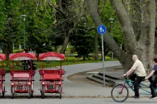 Felhős, szeles, de néhol napos idő várható, 12-17 fokkal