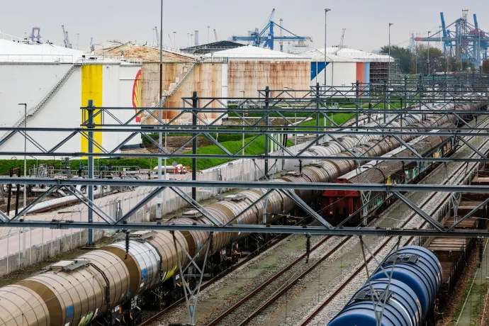 Kerozinszállító tartályvonat a rotterdami kikötőben – Fotó: ANP MAG / AFP