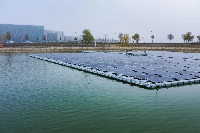 Úszó naperőmű az ELI-ALPS Lézeres Kutatóintézet naperőműparkjában az átadása napján, 2025. november 11-én Szegeden – Fotó: Oláh Tamás / MTI