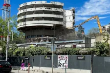 Lekerült a csúszópajzs, betonharapóval bontják a Körszálló alsó részét