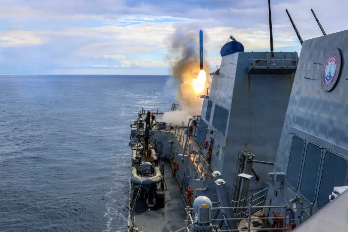 A USS Thomas Hudner Arleigh Burke osztályú irányított rakétás romboló, amint 2026. március 1-jén egy Tomahawk robotrepülőgépet lő ki az Epic Fury hadművelet keretében – Fotó: US Navy / AFP