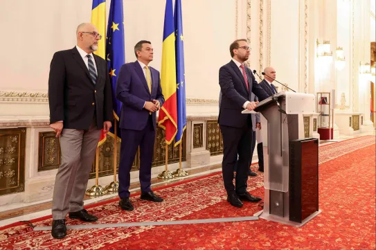 Az RMDSZ és az USR is kormányon maradna, de kisebbségi kormányzástól az előrehozott választásokig minden jöhet