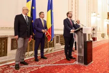 Az RMDSZ és az USR is kormányon maradna, de kisebbségi kormányzástól az előrehozott választásokig minden jöhet