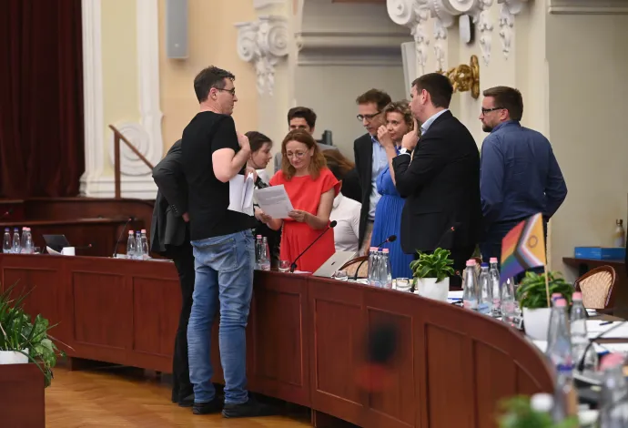 Karácsony Gergely főpolgármester, Bujdosó Andrea és Vitézy Dávid, a Podmaniczky Mozgalom frakcióvezetője beszélgetnek a Tisza Párt képviselőivel a Fővárosi Önkormányzat ez évi költségvetésének kiigazításáról szóló szavazása előtt a Fővárosi Közgyűlés rendkívüli ülésén a Városháza dísztermében 2025. június 30-án – Fotó: Bruzák Noémi / MTI