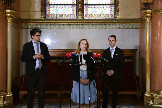 Bujdosó Andrea, a Tisza Párt leendő országgyűlési frakcióvezetője beszél az Országgyűlés alakuló ülésének előkészítő tárgyalása végén tartott sajtótájékoztatón az Országházban 2026. április 21-én, mögötte Velkey György László és Melléthei-Barna Márton, a párt delegációjának tagjai – Fotó: Hevesi-Szabó Lujza / Telex