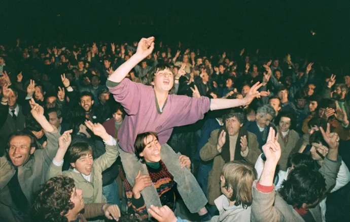 Demokráciapárti támogatók ünnepelnek a Demokrata Párt tiranai székháza előtt, miközben az albániai parlamenti választások eredményeiről szóló híreket hallgatják 1997. március 22-én – Fotó: Mladen Antonov / AFP