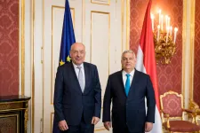 „Tartson ki, Elnök Úr!” – aláírásokat gyűjt a Fidesz-frakció Sulyok Tamás pozícióban tartásáért