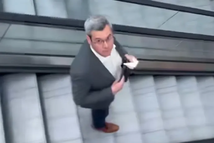 Az anyádban! – kiabálta felfelé a mozgólépcsőn Takács Péter arra a kérdésre, hogy „Hol a nyolcmillárd?”