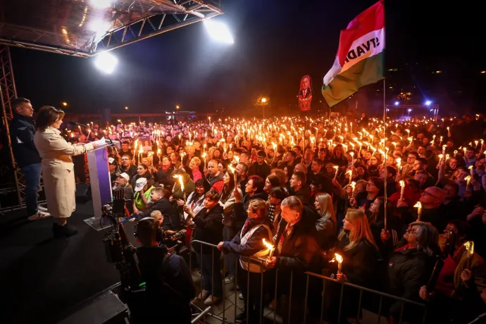 Magyar Péter és Karsai-Juhász Katalin az országjárás kiskunhalasi állomásán 2026. április 2-án – Fotó: Tisza Párt