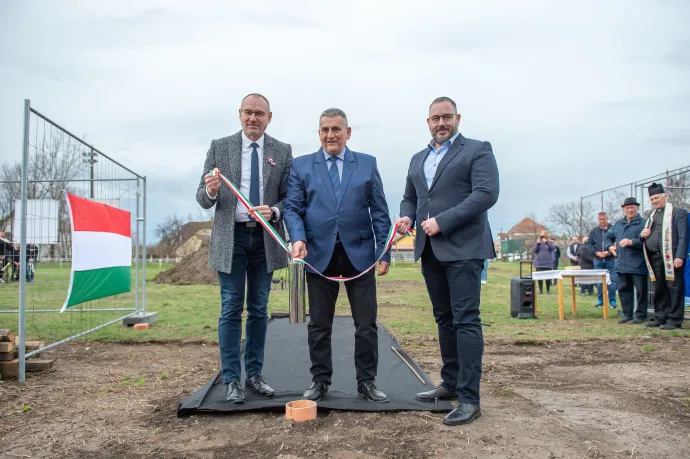 Zsigó Róbert, a Kulturális és Innovációs Minisztérium parlamenti államtitkára, a térség fideszes országgyűlési képviselője, Alszegi Zoltán polgármester és Vedelek Norbert, a Bács-Kiskun Vármegyei Közgyűlés elnöke elhelyezik az időkapszulát Vaskút sportöltözőjének alapkőletételén 2025. március 14-én – Fotó: Kacsúr Tamás / MTI