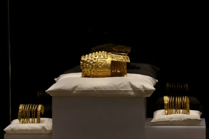 Hazahozták a dák kincseket: egy év után visszakerült Romániába az aranysisak és két karperec