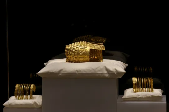 Hazahozták a dák kincseket: egy év után visszakerült Romániába az aranysisak és két karperec