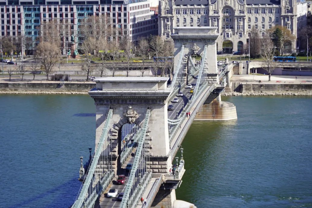 Szeles és az átlagosnál hűvösebb idő jön szerdán, néhol záporok is lehetnek