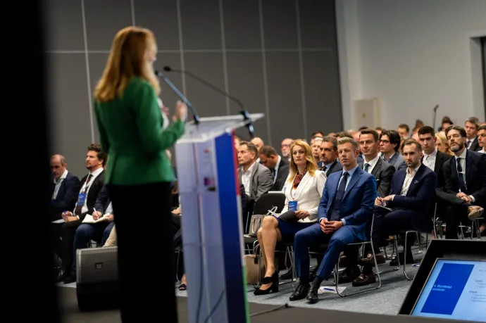 Bujdosó Andrea beszél a Tisza Párt frakcióülésén, 2025. április 21-én – Forrás: Tisza Párt / Facebook