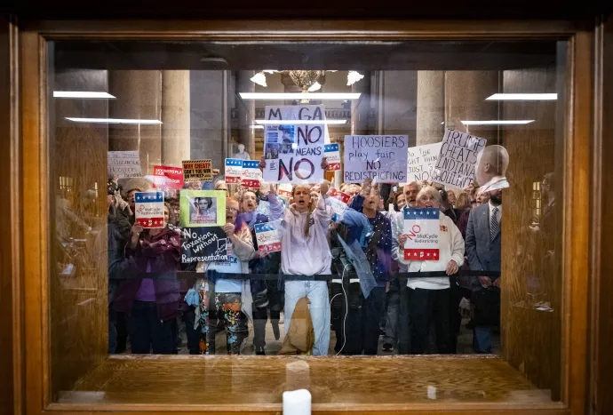 Tüntetők az indianapolisi szenátus épülete előtt 2025. december 8-án, ahol az állam választókerületeinek átrajzolásáról szóló törvényről vitáznak a szenátusi választási bizottságában – Fotó: Brett Phelps / Mirror Indy / Getty Images