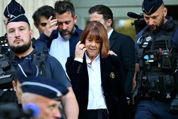 Gisèle Pelicot fia kíséretében távozik a bíróságról, a dél-franciaországi Nîmes-ben, 2025. október 8-án – Fotó: Christophe Simon / AFP