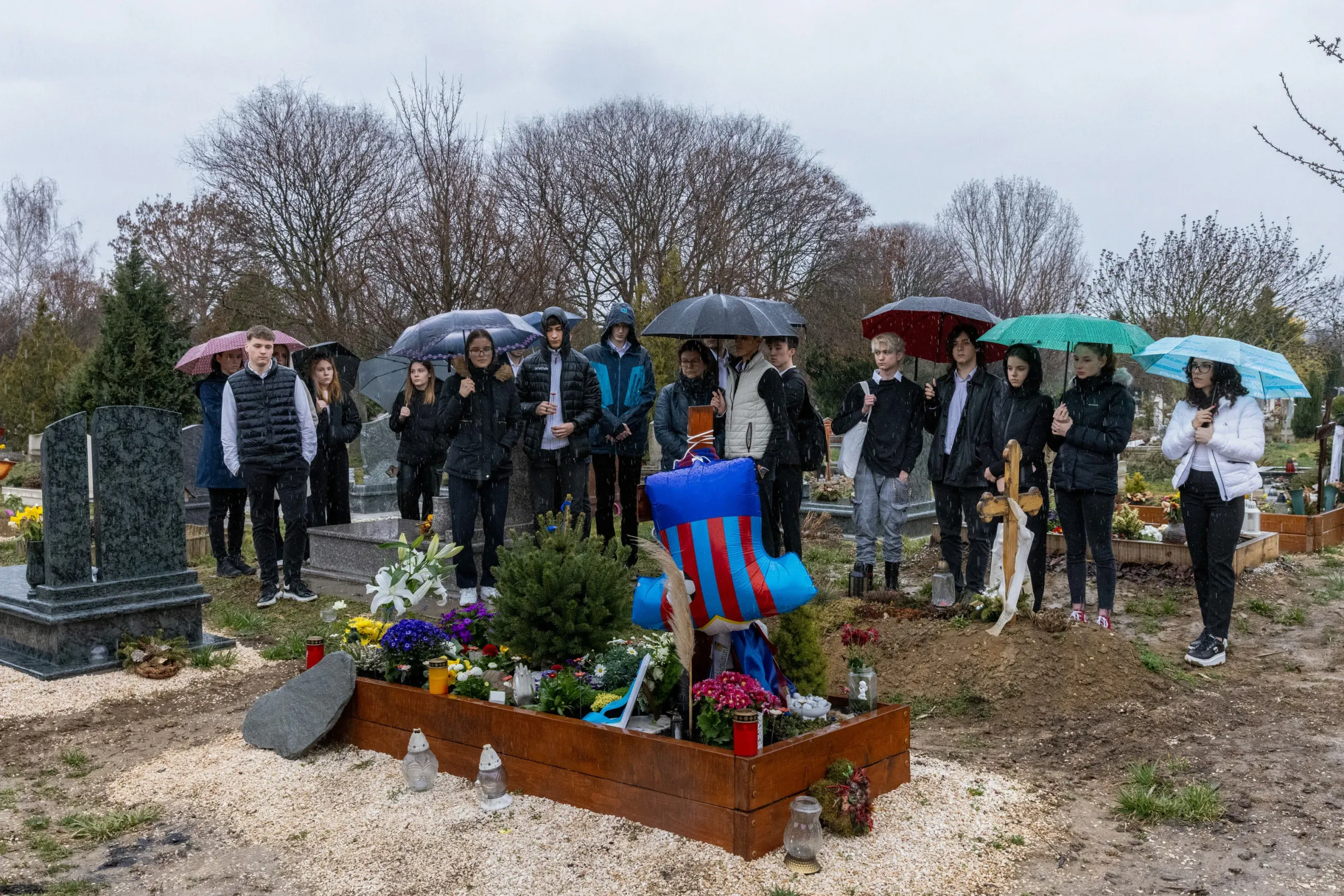 Az osztály megemlékezik Bálint sírjánál a baleset egyéves évfordulóján