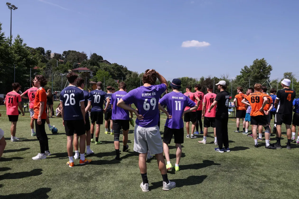 Édesapám a Bálint emlékére rendezett focikupán és Csongor, a nagyobbik öcsém Bálint Elnök Úr feliratú mezében