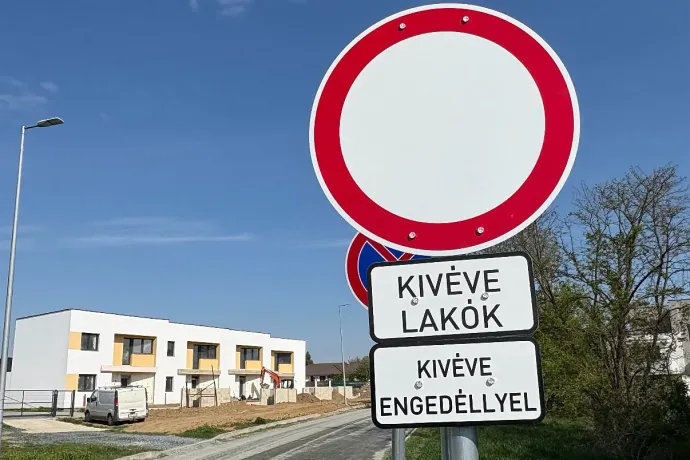 Az azbesztszennyezésben érintett utca a szombathelyi Oladi-platón – Fotó: Vas Vármegyei Kormányhivatal﻿