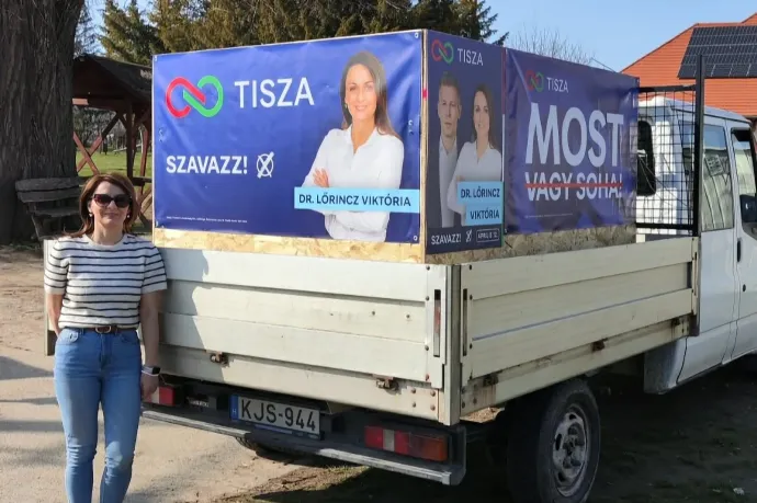 Lőrincz Viktória plakátol Kaposmérőn 2026 márciusában – Fotó: Lőrincz Viktória / Facebook