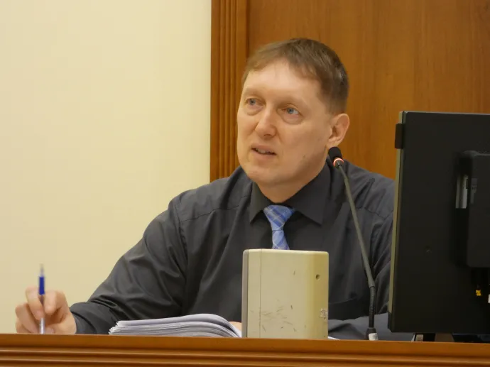 Albrecht Krisztián bíró már az esetleges memóriazavarra is rákérdezett – Fotó: Laczó Balázs/ Telex