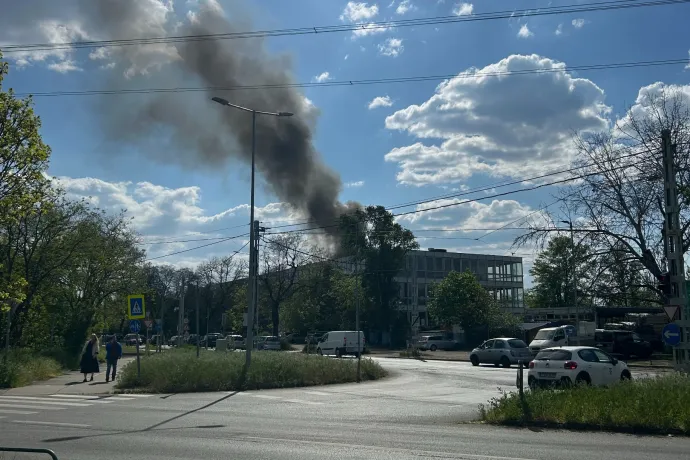 Kigyulladt egy lakókocsi az Ecseri út mellett