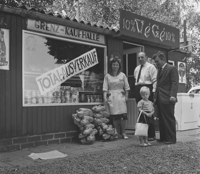 Kiárusítás egy boltban a korábban holland, majd újra német területen lévő Tüddernben, 1963. július 31-én – Fotó: Eric Koch / Anefo / Wikipedia