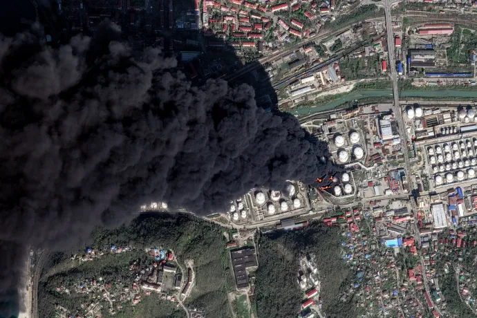 Műholdképen a krasznodari határterületen található Tuapsze olajfinomítóról ukrán dróntámadás után 2026. április 16-án – Fotó: Vantor / Reuters