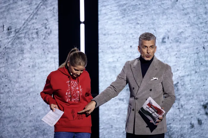 Szabó Zsófi és Rákay Philip a Digitális Polgári Körök háborúellenes gyűlésén a kecskeméti Messzi István Sportcsarnokban, 2025. december 6-án – Fotó: Huszti István / Telex