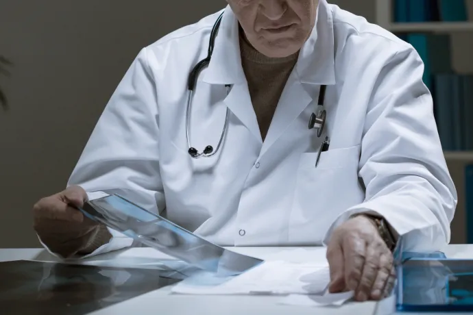 „Magánrendelésen kellett odaadni a többszázezres vizsgálati díjat” – nem sikerült megtörni az orvosbárók hatalmát