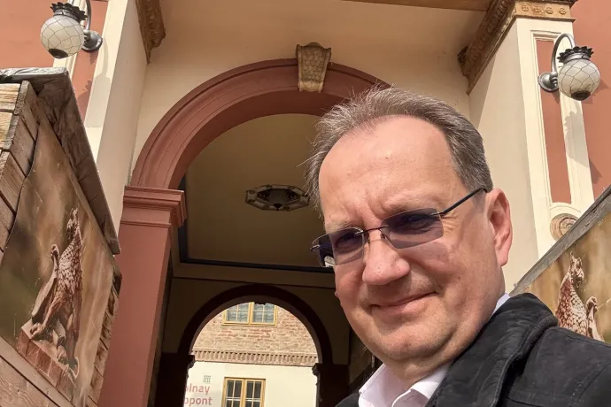 Hoppál Péter a pécsi Zsolnay-negyedben 2026 márciusában – Fotó: Hoppál Péter / Facebook