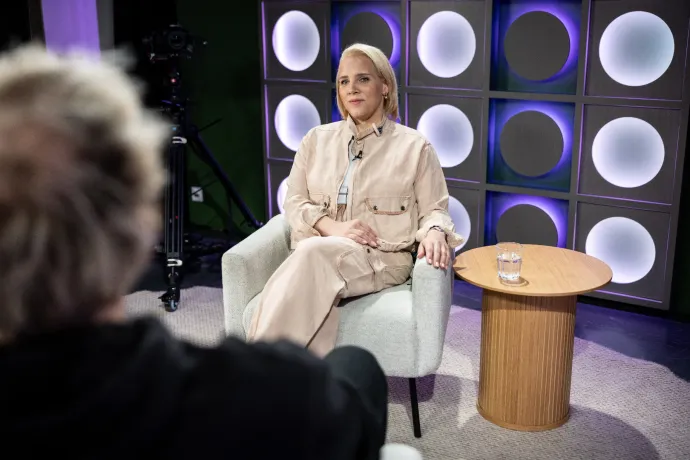 Kusza cenzúra a közmédiában, kiégés 26 évesen, kemény beszélgetés a családdal a választások előtt – erős idézetek a Tóth Vera-interjúból