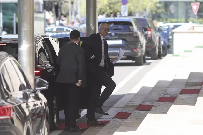 Radu Marinescu igazságügyi miniszter és Bogdan Ivan energiaügyi miniszter érkezik a Victoria-palotába, hogy benyújtsák a lemondásukat 2026. április 23-án – Fotó: Octav Ganea / Inquam Photos