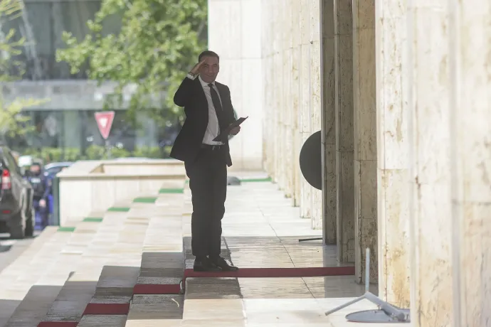 Radu Marinescu igazságügyi miniszter és Bogdan Ivan energiaügyi miniszter érkezik a Victoria-palotába, hogy benyújtsák a lemondásukat 2026. április 23-án – Fotó: Octav Ganea / Inquam Photos