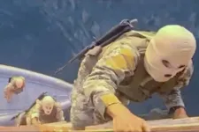 Videón, ahogy maszkos irániak motorcsónakkal elfoglalnak két konténerhajót a Hormuzi-szorosban