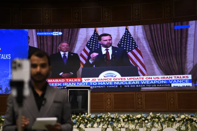 Az Iszlámábádban tartózkodó J. D. Vance amerikai alelnök sajtónyilatkozatának televíziós közvetítése a pakisztáni fővárosban 2026. április 12-én – Fotó: Szohail Sahzad / EPA / MTI