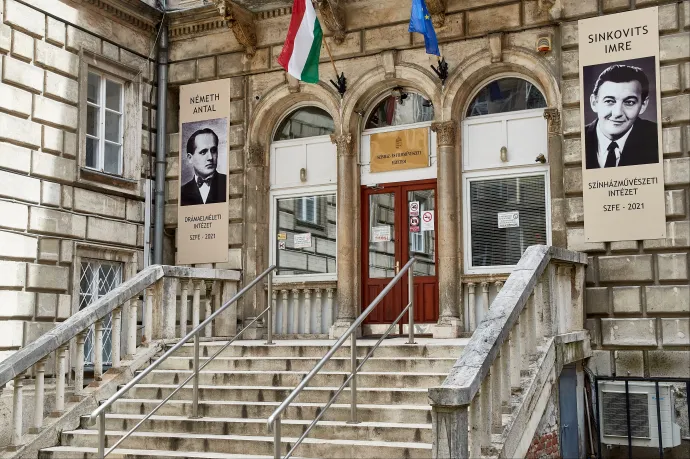 Közgyűlést szerveztek az SZFE hallgatói, az egyetem kamerán nézte vissza, ki rakott ki erről plakátokat